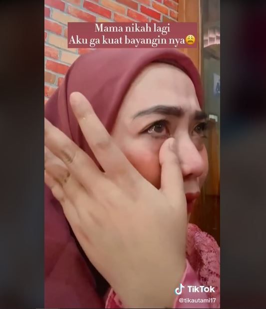 Curhat Wanita Lihat Ibu Menikah Lagi, Pilu Tapi Bahagia (tiktok.com/@tikautami17)