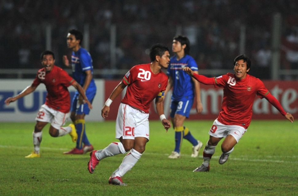 Bambang Pamungkas (tengah) saat main di Piala AFF 2010 lalu. [BAY ISMOYO / AFP]