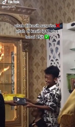 Bocah dapat kado ultah iPhone 12 dan uang Rp 25 juta. (Tiktok/@mollycan_)