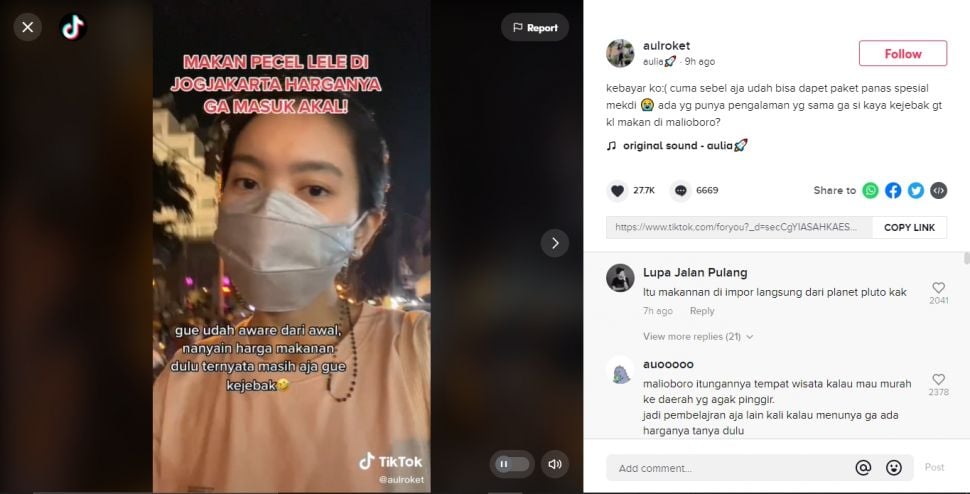 Cewek makan di warung kaki lima Malioboro syok tahu harga viral (TikTok/aulroket).