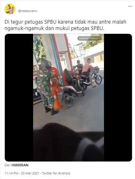 Oknum TNI hajar petugas SPBU tak terima ditegur potong antrean (Twitter/heeborans)