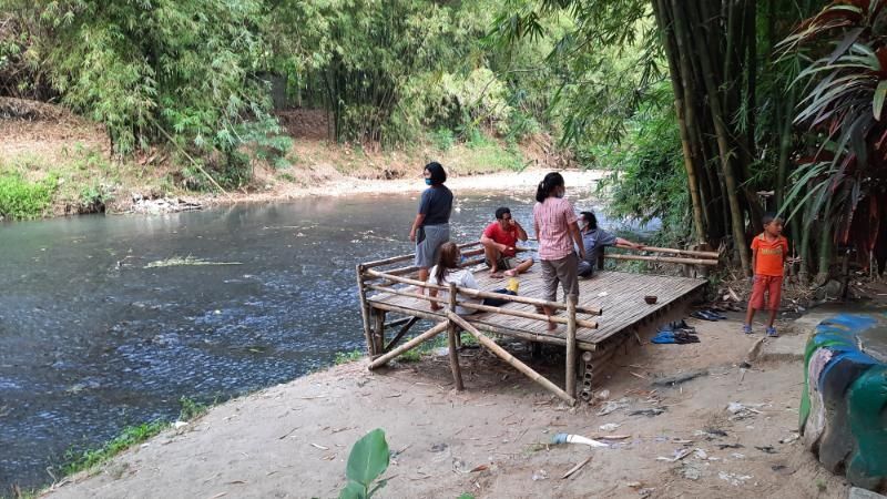 Sejumlah wisatawan menikmati suasana liburan di destinasi wisata Pasar Kebon Empring, Padukuhan Bintaran Wetan, Kalurahan Srimulyo, Kapanewon Piyungan, Bantul, Rabu (26/5/2021). [Muhammad Ilham Baktora / SuaraJogja.id]