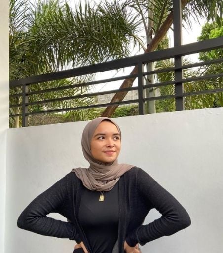 Potret seleb TikTok yang viral usai hapus tato. (Instagram/youronlyhijabi)