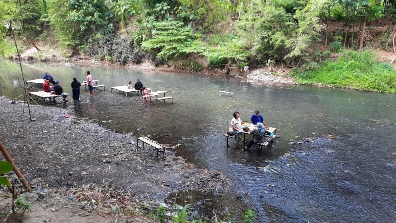 Sejumlah wisatawan menikmati suasana liburan di destinasi wisata Pasar Kebon Empring, Padukuhan Bintaran Wetan, Kalurahan Srimulyo, Kapanewon Piyungan, Bantul, Rabu (26/5/2021). [Muhammad Ilham Baktora / SuaraJogja.id]