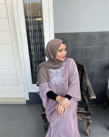 Potret seleb TikTok yang viral usai hapus tato. (Instagram/youronlyhijabi)