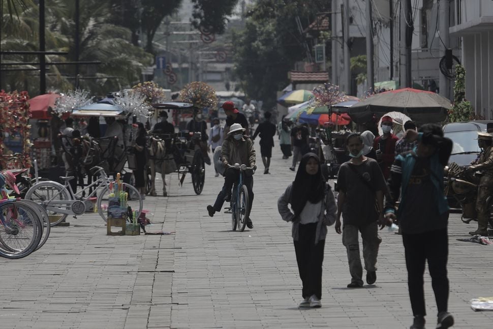 Pengunjung bersepeda di kawasan Wisata Kota Tua, Jakarta, Rabu (26/5/2021). [Suara.com/Angga Budhiyanto]