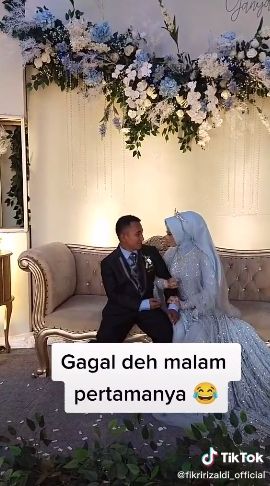 Pengantin pria joget bareng biduan di pernikahan. (Tiktok/@fikririzaldi_official)