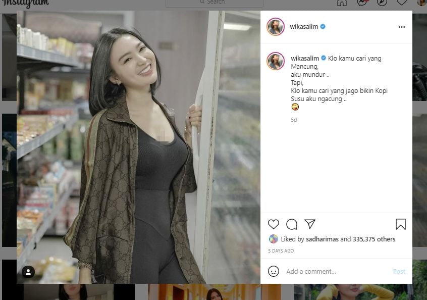  Wika Salim Pose Pegang Gagang Kulkas di Swalayan, Warganet Auto Salfok. Instagram/@wikasalim)