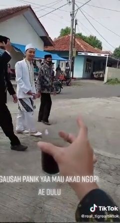 Pengantin pria nekat ngopi sebelum akad nikah. (Tiktok/@real_tigrealtiktok)