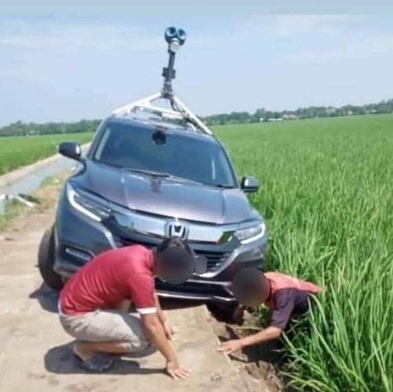 Honda HRV nyaris terperosok ke sawah. (Instagram)