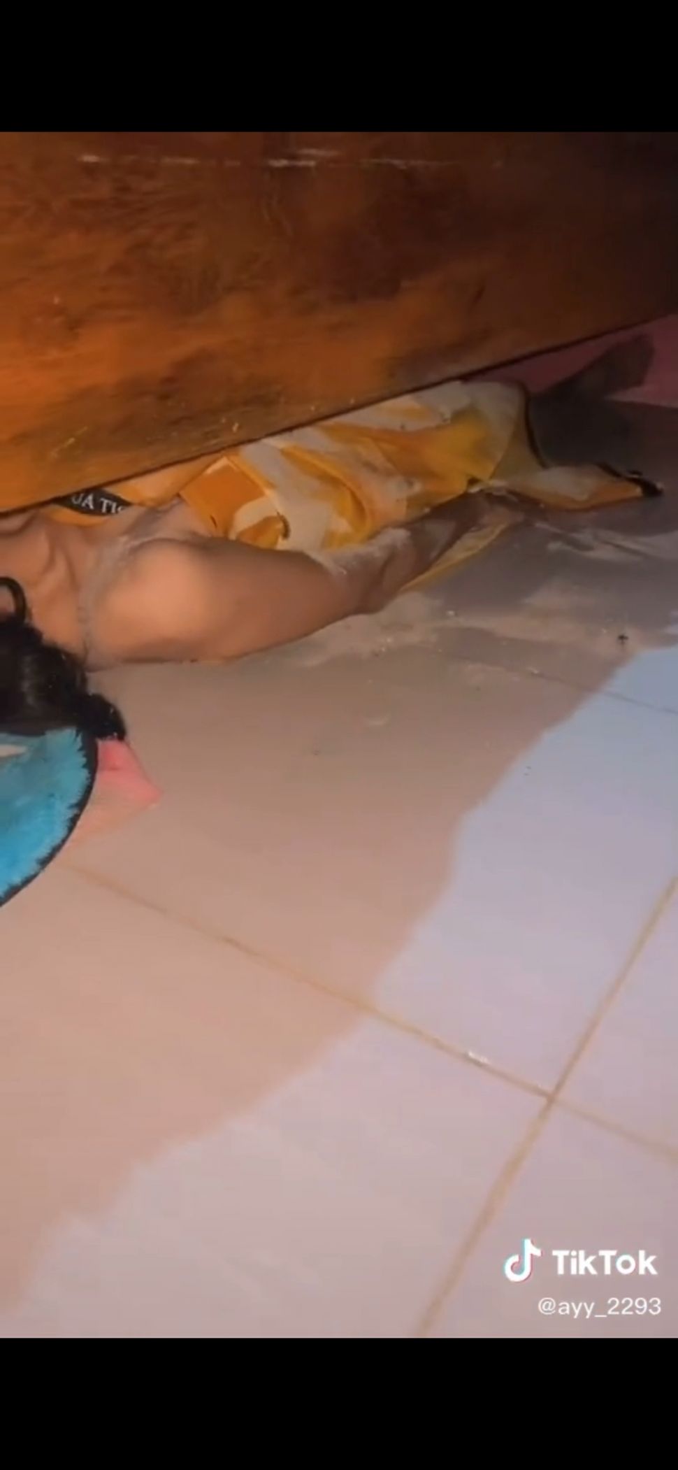 Viral Ibu Hamil Masuk Kolong Tempat Tidur (TikTok/ayy_2293)