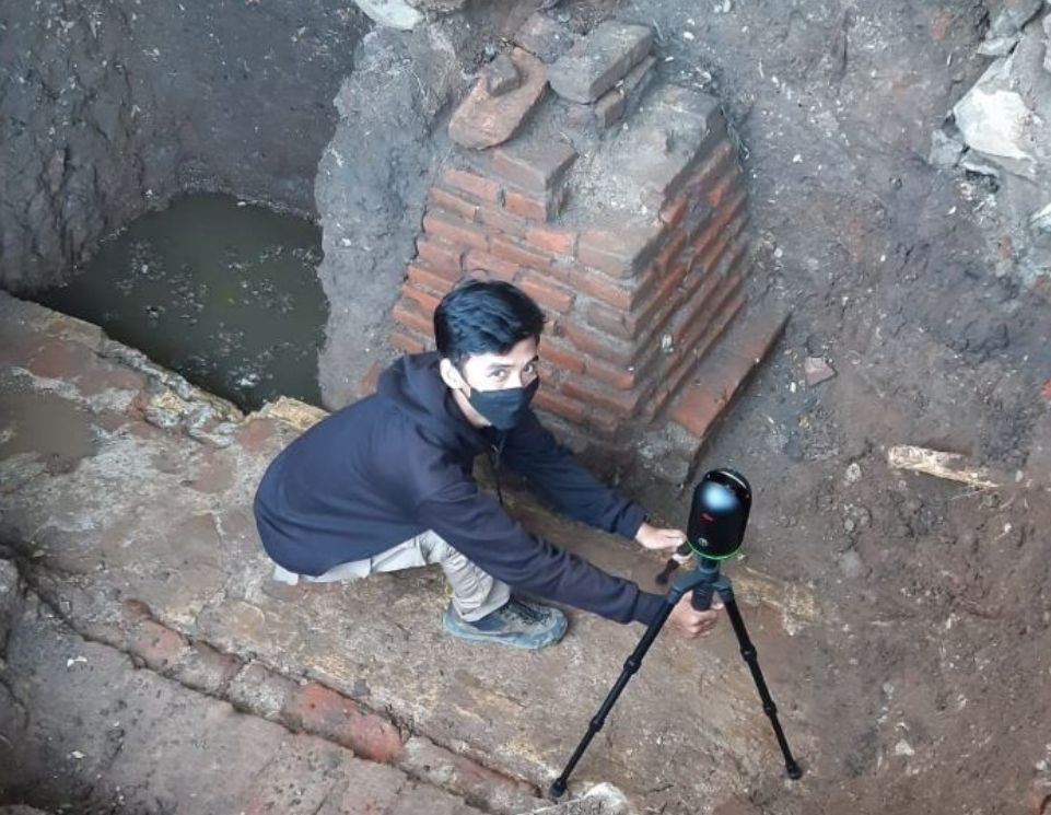 Penggunaan 3D scanner di lokasi penggalian sisa-sisa Kastel Batavia [BBC/ISMAN PRATAMA NASUTION]