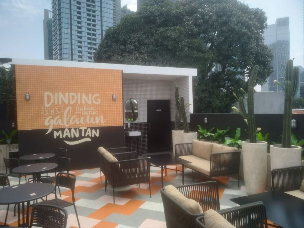 Tempat Ngopi Instagramble dengan Pemandangan Kota. (Suara.com/Aflaha RIzal)