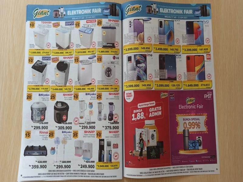 Katalog Giant Mega Mall Bekasi. (Suara.com/Imam)