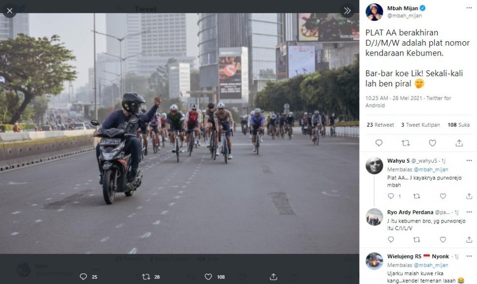 Pemotor plat AA acungkan jari tengah ke rombongan pesepeda (Twitter)