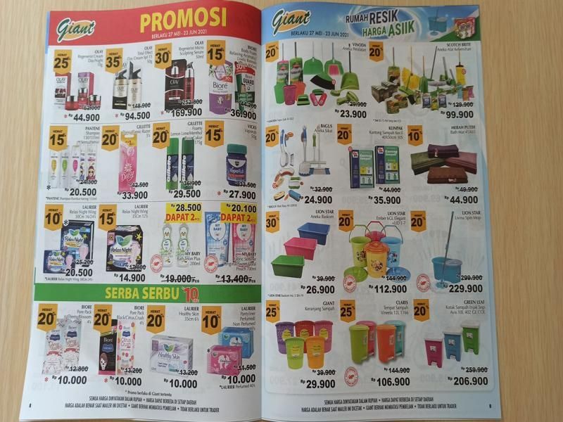 Katalog Giant Mega Mall Bekasi. (Suara.com/Imam)