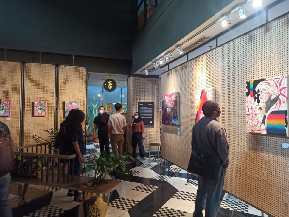 Pengunjung pameran seni Avra-Kadavra di ARTOTEL ARTSPACE pada Kamis (27/5/2021)