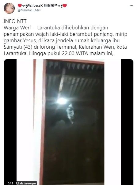 Penampakan wajah mirip Yesus di kaca jendela rumah warga NTT (Twitter/namaku_mei)