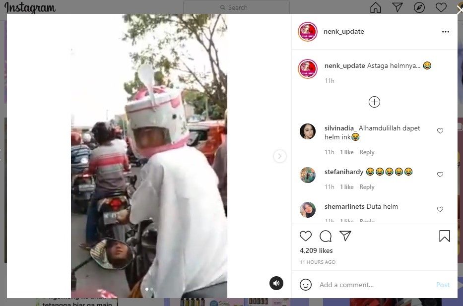 Pria pakai helm rice cooker dapat helm gratis dari polisi (IG/nenk_update)