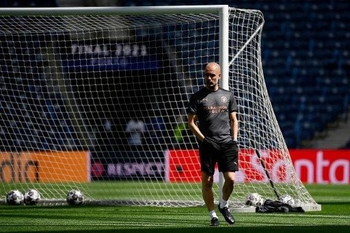 Manajer Manchester City Josep Guardiola memimpin sesi latihan timnya jelang final Liga Champions kontra Chelsea di Estadio do Dragao, Jumat (28/5/2021). [AFP]