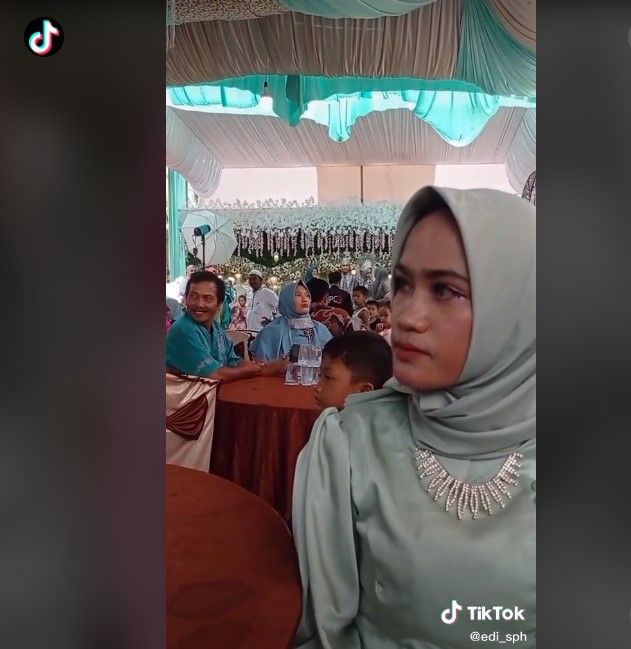 Wanita menangis di pelaminan peluk ibu mantan kekasihnya (Tiktok)