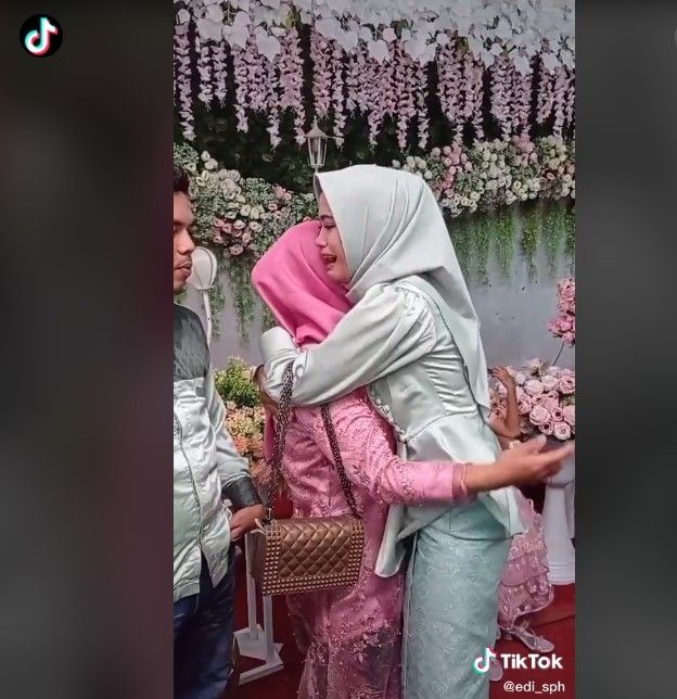 Wanita menangis di pelaminan peluk ibu mantan kekasihnya (Tiktok)