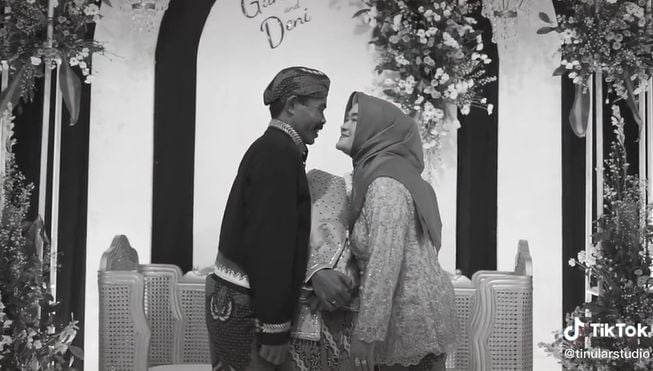 Gagal haru, pengantin pria malah ditampol ayah saat momen pernikahan (TikTok/@tinularstudio).