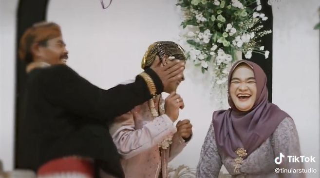 Gagal haru, pengantin pria malah ditampol ayah saat momen pernikahan (TikTok/@tinularstudio).