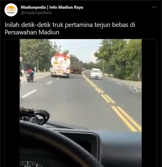 Video detik-detik truk pertamina oleng dan terguling. (Twitter/@madiunpediaid)