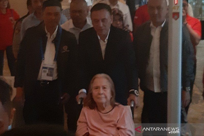 Ketua Umum PSSI 2019-2023 Komisaris Jenderal Polisi Mochamad Iriawan mendorong kursi roda ibundanya di Hotel Shangri-La, Jakarta, Sabtu (2/11/2019). (ANTARA/Michael Siahaan)