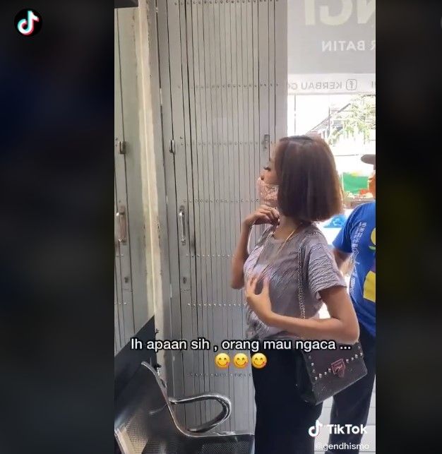 Cewek ngeprank bawa kabur kalung emas, padahal mau ngaca (tiktok)