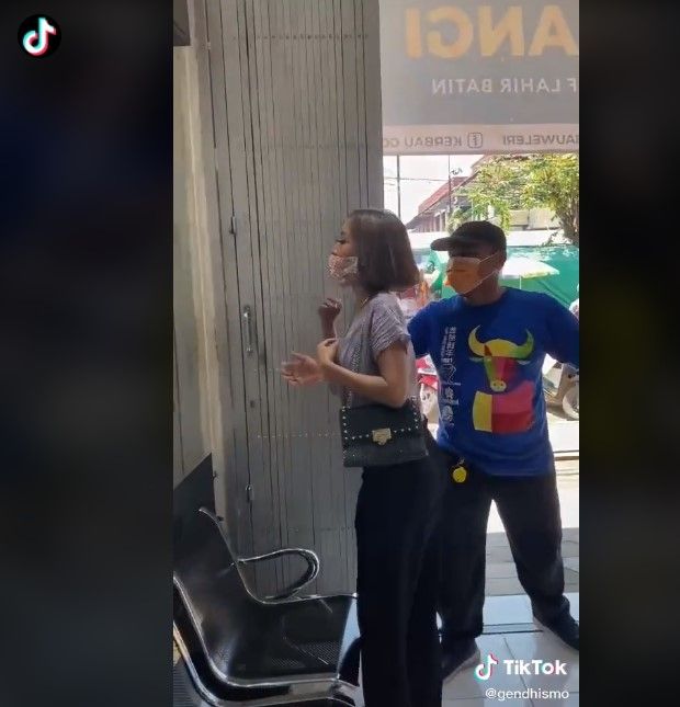 Cewek ngeprank bawa kabur kalung emas, padahal mau ngaca (tiktok)