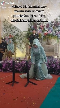 Pengantin wanita lakukan aksi debus. (Tiktok/@noto_moto)