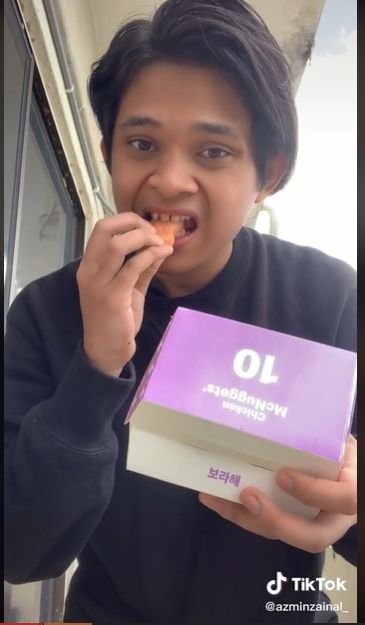 Unggah Video Makan Nugget McDonalds Edisi BTS, Wajah Pria Ini Mendadak Berubah. (TikTok/@azminzainal