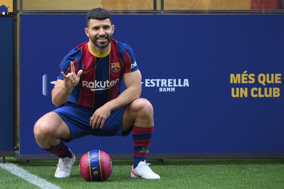 Sergio Aguero berpose saat presentasi resmi sebagi pemain baru Barcelona di Stadion Camp Nou. Spanyol (31/5/2021). LLUIS GENE / AFP