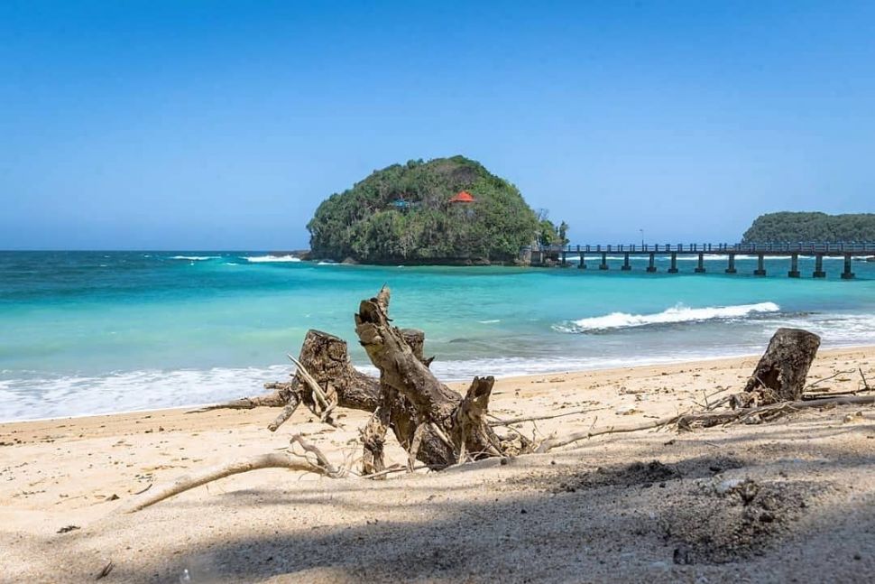 Pantai Balekambang Malang. [Foto: Instagram/@balekambangmalang]