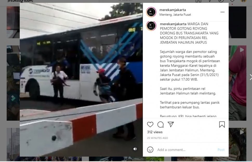 Detik Menegangkan Bus TransJakarta Mogok di Perlintasan Kereta, Penumpang  Berhamburan