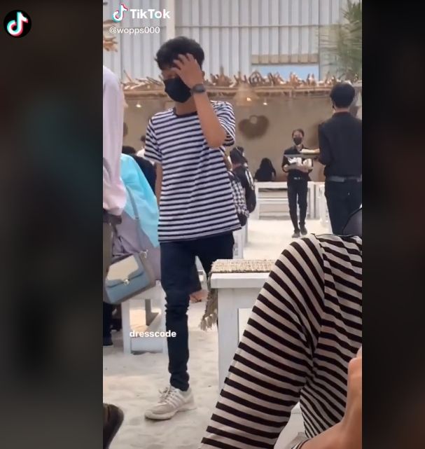 Pakai baju kembaran dengan pelayan kafe (tiktok)