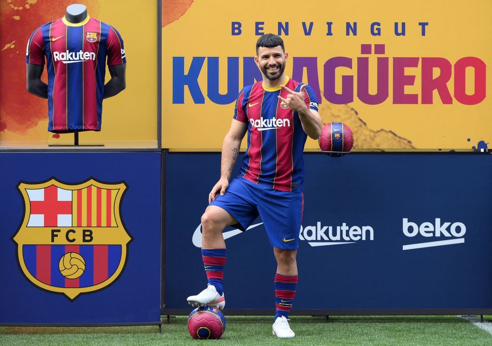 Sergio Aguero berpose saat presentasi resmi sebagi pemain baru Barcelona di Stadion Camp Nou. Spanyol (31/5/2021). LLUIS GENE / AFP