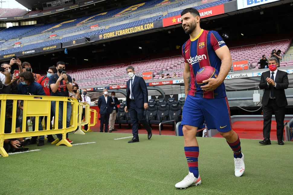 Sergio Aguero berpose saat presentasi resmi sebagi pemain baru Barcelona di Stadion Camp Nou. Spanyol (31/5/2021). LLUIS GENE / AFP