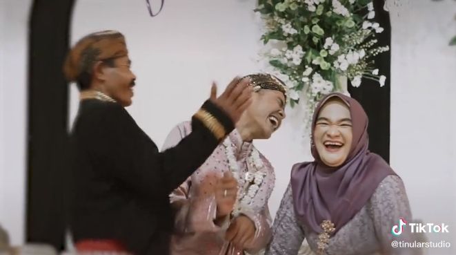 Ayah tampar pengantin pria saat momen foto bersama. (Tiktok/@tinularstudio)