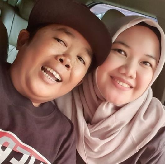 Potret kebersamaan Adul dan istri. (Instagram/adulsamson2015)