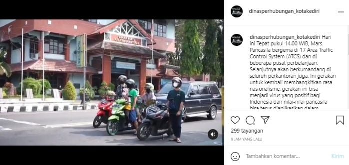 Pemotor langsung sigap berdiri posisi sempurna di jalan saat lagu Garuda Pancasila disiarkan (Instagram).