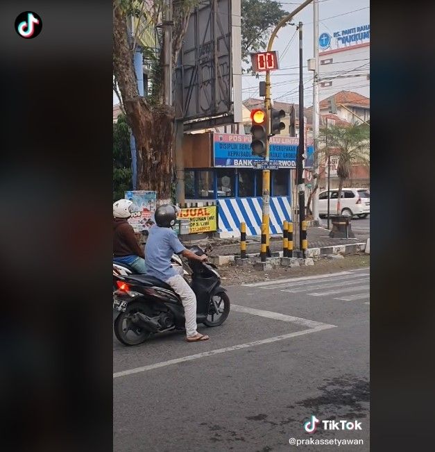 Pemotor kena prank lampu lalu lintas (tiktok)