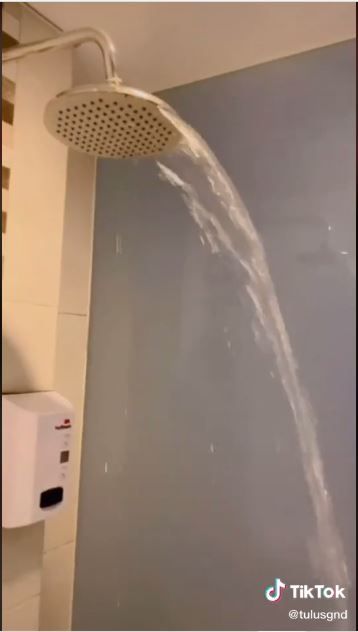 shower kamar seperti air terjun (TikTok @tulusgnd)