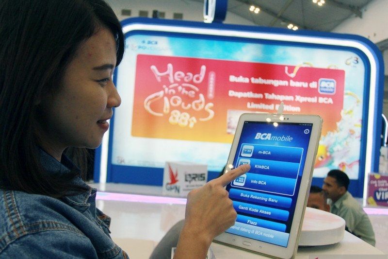 BCA menyalurkan kredit mobil hingga Rp 5 triliun berkat virtual expo. Foto: Ilustrasi layanan BCA Mobile. [Antara]