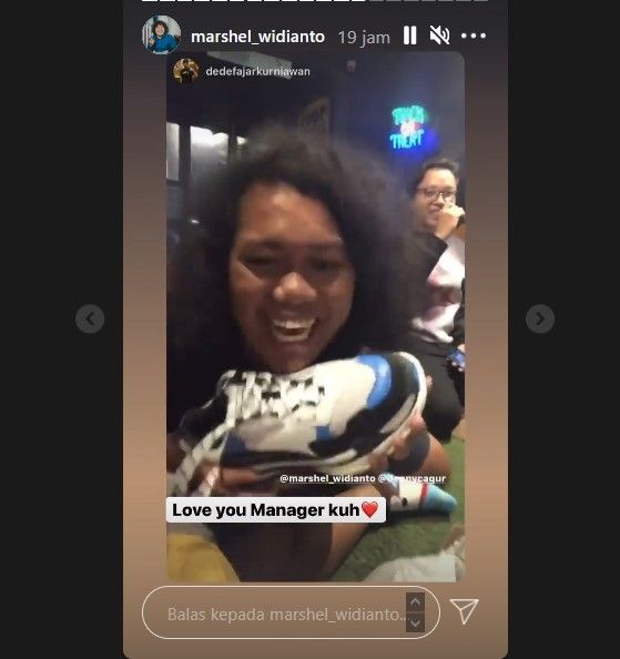 Marshel Widianto dapat kado sepatu Balenciaga dari Denny Cagur. [Instagram]