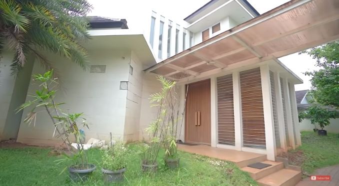 Potret rumah Vicky Prasetyo dan Kalina Octaranny. (YouTube/Ussy Andhika Official)