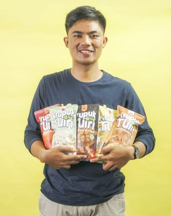 Muhammad Rafiq Akbar bersama Krupuk Tuiri. [Instagram]