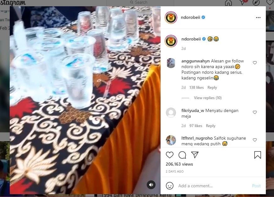 Pria hadiri pesta pakai baju kembaran sama taplak meja (IG/ndorobeii)